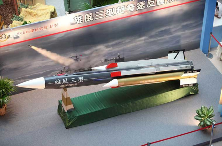 Tên lửa có chiều dài khoảng 6,09m, đường kính thân 0,45m, nặng 1,3 tấn, tầm bắn tối đa 130km.