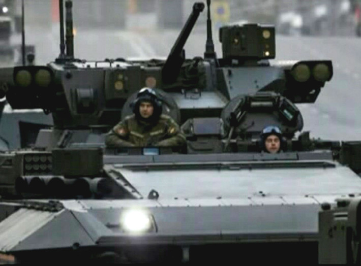 Tầm hoạt động của xe chiến đấu bộ binh T-15 Armata lên tới 500km, kíp chiến đấu 02 người gồm 1 lái xe, 1 pháo thủ. Xe có thể chở 9 binh sĩ với đầy đủ vũ khí trang bị.