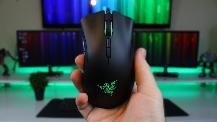 Razer Deathadder Elite. Với giá chỉ 25 USD, đây là một trong số ít chuột chơi game giá rẻ từ thương hiệu danh tiếng Razer. Thiết kế đơn giản, nhỏ nhắn của Deathadder Elite không chỉ dành cho game thủ mà hoàn toàn phù hợp với người dùng văn phòng thông thường. Sản phẩm trang bị cảm biến 16.000 DPI, switch cơ do Omron phát triển cho độ bền lên tới 50 triệu lần nhấn, thiết kế đơn giản với tổng cộng 7 nút bấm có thể lập trình theo sở thích. Điểm trừ của Deathadder Elite là phải cắm dây để sử dụng. Ảnh: WeDoTech/YouTube.