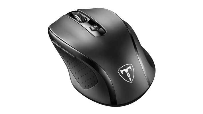 VicTsing MM057. Dù không phải thương hiệu nổi tiếng, VicTsing vẫn có những chú chuột chất lượng giá phải chăng. Với giá hơn 10 USD, VicTsing MM057 được đánh giá 4,5 sao trên Amazon với gần 30.000 bình luận tích cực. Sản phẩm có thiết kế đơn giản, một viên pin AA cho thời gian sử dụng lên đến 15 tháng, cảm biến 2.400 DPI, kết nối không dây với receiver USB đi kèm (không có Bluetooth).