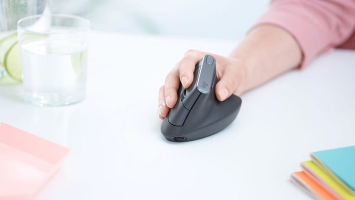 Logitech MX Vertical. Sản phẩm có thiết kế lạ mắt với các nút bấm nghiêng 57 độ so với mặt bàn, cho phép giảm 10% hoạt động của cơ tay so với chuột truyền thống giúp bớt mỏi nếu sử dụng trong thời gian dài. Chuột cũng trang bị cảm biến 4.000 DPI cho độ chính xác cao, thời lượng pin 4 tháng, cổng sạc USB-C, phần mềm Logitech Flow, tùy chọn kết nối bằng Bluetooth hoặc receiver USB. Giá tham khảo cho sản phẩm là 84 USD.