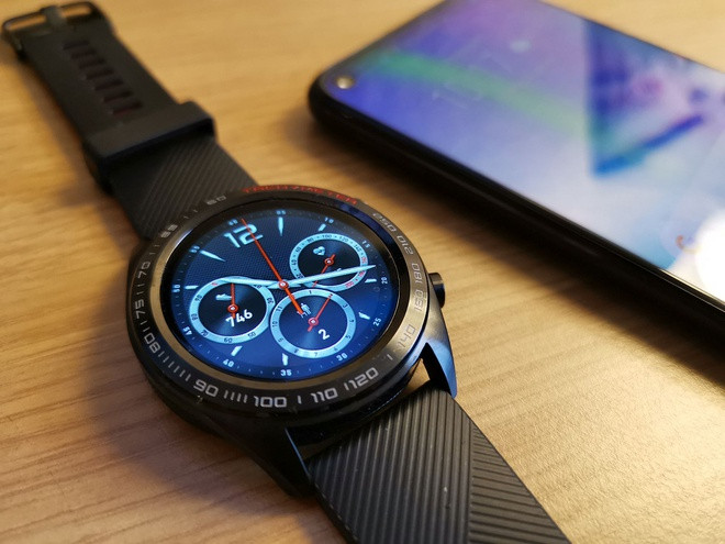 Honor Watch Magic cũng có tính năng thiết lập bài tập thể dục, cho phép bạn tùy chọn cường độ và thời lượng trước khi chúng bắt đầu chỉ dẫn người tập. Dung lượng pin 178 mAh có thể sử dụng trong khoảng 7 ngày/lần sạc. Thiết bị có thể được sạc tới 50% trong 20 phút và chỉ mất khoảng 40 phút để sạc đầy. Đồng hồ thông minh này có giá 2,8 triệu đồng.