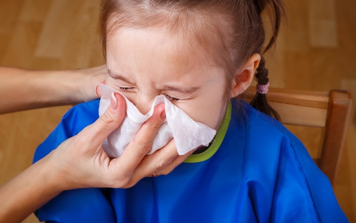 Khớp cắn bị ảnh hưởng vì cảm lạnh. Các nha sĩ giải thích rằng, một đứa trẻ bị cảm lạnh khi còn quá nhỏ sẽ gặp vấn đề với khớp cắn. Vì cảm lạnh khiến trẻ nghẹt mũi và phải thở nhiều bằng miệng. Điều này có thể khiến hàm dưới nhô ra phía trước và bị lệch khớp cắn với hàm trên.