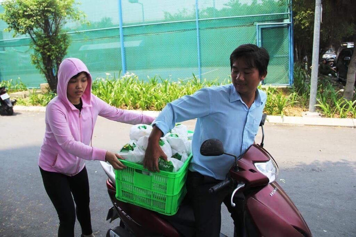 Chuyển đồ tới các cư dân gặp hoạn nạn.