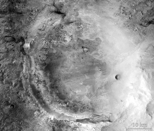 Ông Thomas Zurbuchen, Phó giám đốc điều hành của NASA, cho biết Jezero Crater cũng là điểm hạ cánh dự định của thiết bị thăm dò trị giá 2,5 tỉ USD mang tên Mars 2020 (một dạng xe robot giống như thiết bị trước đó của NASA nhưng tối tân hơn). Ảnh: NASA