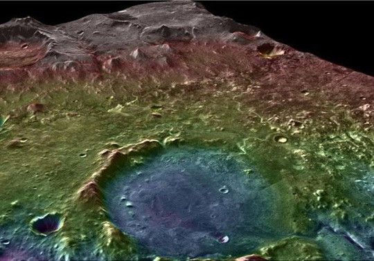 Cơ quan Hàng không và vũ trụ Mỹ (NASA) vừa công bố chi tiết kế hoạch thăm dò Sao Hỏa mới với mục tiêu là vùng đồng bằng cổ xưa nằm lọt thỏm trong cái hố khổng lồ mang tên Jezero Crater. Đó là một khu vực hình tròn có đường kính 45 km mà các bằng chứng cho thấy từng sở hữu một cảnh quan tuyệt đẹp với hồ nước sâu và các điều kiện tuyệt vời cho sự sống. Ảnh: Jezero Crater nhìn từ xa. Hố này có đường kính tới 45 km - Nguồn ảnh: NASA