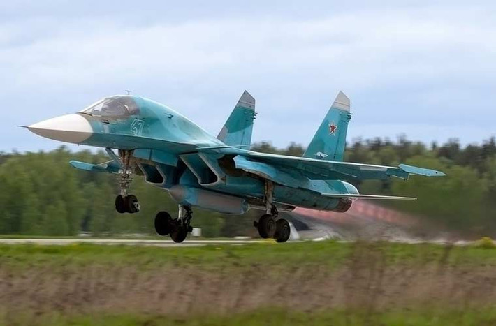 Trong ảnh, máy bay cường kích Su-34 cất cánh với thiết bị lạ.