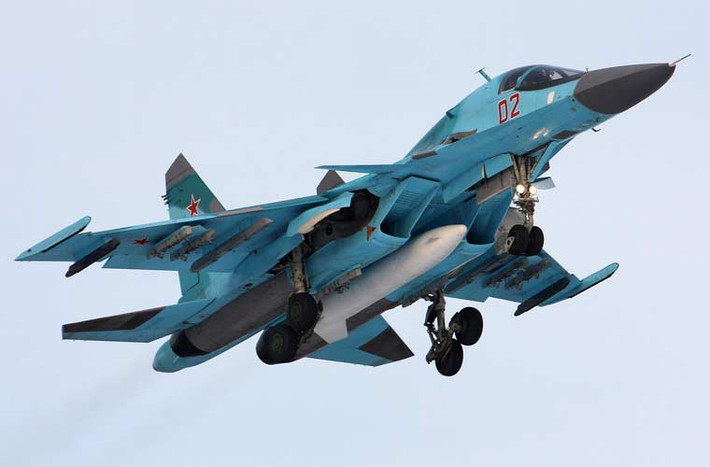 Thông thường, điểm treo dưới bụng Su-34 thường mang thùng dầu phụ để tăng tầm bay.