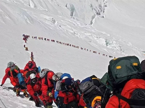 Đoàn người nối đuôi nhau leo lên đỉnh Everest vào tháng 5 năm 2013.