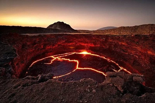 Một phần của miệng núi lửa Erta Ale chứa đầy dung nham ở Ethiopia.