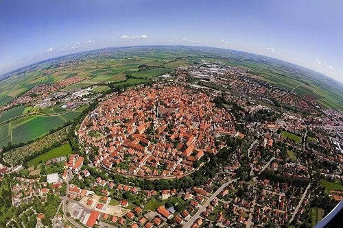 Thị trấn Nordlingen được xây dựng trên một miệng núi lửa khổng lồ 14 triệu năm trước