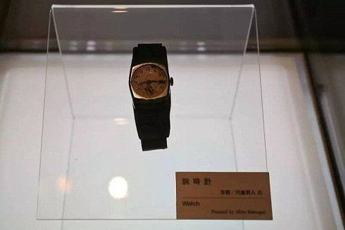 Một chiếc đồng hồ cổ của Akito Kawagoe. Điều đặc biệt là nó vĩnh viễn dừng lại vào lúc 8:15 – thời điểm chính xác khi quả bom nguyên tử được thả xuống Hiroshima năm 1945.