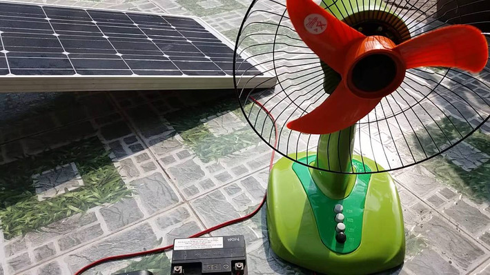 Ngoài ra công suất bình ắc quy quyết định đến thời gian hoạt động của quạt. Ắc quy được thiết kế với công suất cao sẽ tích điện càng tốt và ngược lại.