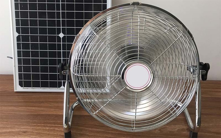 Mỗi chiếc quạt chạy bằng năng lượng mặt trời đi kèm theo một (hoặc nhiều) tấm pin mặt trời giúp hấp thụ ánh nắng và sản xuất điện năng để duy trì hoạt động.