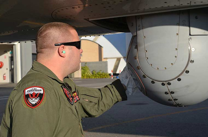 Trên P-8A được trang bị radar giám sát biển AN/APY-10 do Texas Instrument phát triển cho nhiệm vụ tuần tra biển, giám sát hàng hải, cùng hệ thống định vị thủy âm, hệ thống phát hiện từ tính lạ, các cảm biến hồng ngoại cho phép phát hiện hiệu quả, nhanh nhất mục tiêu trên biển, dưới biển, trên đất liền. Trong ảnh là tổ hợp trinh sát quang - hồng ngoại lắp dưới thân P-8A.