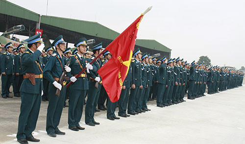 Đồng thời tăng cường huấn luyện kỹ thuật lái, dẫn đường và bay đề cao cho phi công mới. Ưu tiên tiến độ huấn luyện phi công mũi nhọn, phi công trẻ, đào tạo giáo viên, phi công làm nhiệm vụ trực ban chiến đấu. Sẵn sàng tham ra diễn tập hiệp đồng chiến đấu với các vùng Hải quân và các Sư đoàn bộ binh theo kế hoạch đã được Bộ Quốc phòng phê chuẩn.