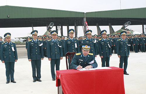 Tại Lễ ra quân huấn luyện Đảng ủy, chỉ huy Trung đoàn 923 đã phát động đợt thi đua cao điểm chào mừng kỷ niệm 40 năm ngày giải phóng miền Nam thống nhất đất nước (30-4-1975 / 30-4-2015) với chủ đề “ Thần tốc - Quyết thắng”. Thời gian của đợt thi đua tính từ ngày 1-3 đến 30-4-2015. Nội dung chỉ tiêu được xác định toàn trung đoàn thi đua giành 4 nhất: Nhận thức, trách nhiệm, ý chí quyết tâm cao nhất; thực hiện nhiệm vụ đạt kết quả cao nhất; chấp hành kỷ luật nghiêm nhất và phối hợp tổ chức các hoạt động hiệu quả cao nhất. Trong ảnh, khối các cơ quan, phân đội ký kết giao ước thi đua.