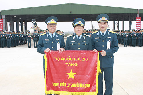 Thừa ủy quyền của đồng chí Bộ trưởng Bộ Quốc phòng, Thiếu tướng Nguyễn Kim Cách, Phó Chính ủy Quân chủng PK-KQ đã tặng Cờ đơn vị huấn luyện giỏi năm 2014 của Bộ Quốc phòng cho Trung đoàn 923.