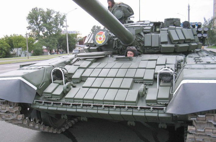 So với T-72A/AV/M/M1 của Quân đội Syria, T-72B hiện đại hơn rất nhiều với hệ thống kiểm soát hỏa lực, tăng cường giáp tháp pháo và mặt trước thân xe bằng giáp phản ứng nổ Kontakt-1, pháo chính kiểu mới 2A46M 125mm tích hợp phóng tên lửa chống tăng 9M119 Svir qua nòng, trang bị động cơ mới 840 mã lực V-84-1.