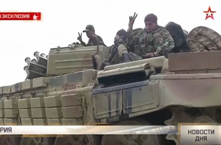 Tuy số lượng các vũ khí tối tân Nga giao cho Syria là rất ít, nhưng nó cũng tạo nên sự tự tin ít nhiều cho đạo quân đã rệu rã suốt mấy năm nội chiến. Ảnh: Xe tăng T-72B Nga mới chuyển giao cho Quân đội Syria sử dụng.