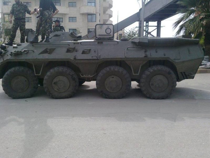 Lực lượng xe bọc thép chở quân của Quân đội Syria cũng được tăng cường thêm khoảng 50 chiếc BTR-80 và BTR-82A. Ảnh: Các xe bọc thép BTR-80 tại một điểm chốt của Quân đội Syria.