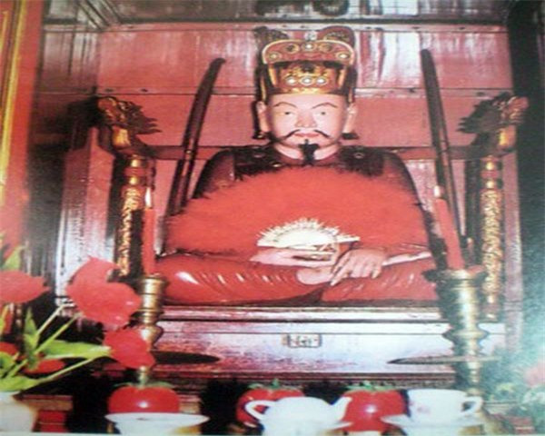 Năm 1445, nhà Lê đem quân đi đánh Chiêm Thành. Lê Khôi được lệnh đem quân từ Nghệ An đi tiếp ứng. Khi vào trận tiền, tướng giặc bèn bắc loa hỏi: Có phải ông Tư mã (chỉ Lê Khôi) đó không? Khi giặc nhân ra, liền xuống ngựa mà sụp lạy, mang sản vật đến để biếu tặng cho ông, không dám đánh nữa.
