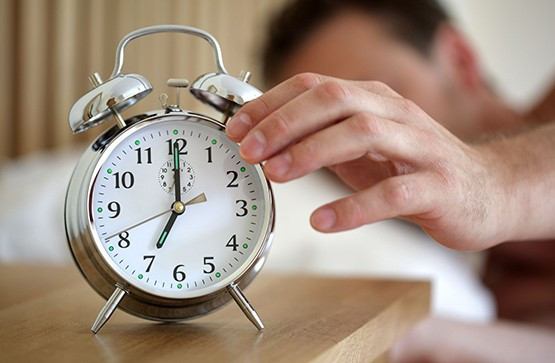 Đặt báo thức nhiều lần Bạn nghĩ rằng đặt báo thức rồi tắt đi sẽ khiến bạn được ngủ nhiều hơn một chút nhưng sự thật hoàn toàn ngược lại. Khi bạn nhanh chóng chìm vào giấc ngủ trong một khoảng thời gian ngắn, và lại để tiếng báo thức khác đánh thức bạn dậy, bạn sẽ khiến bản thân rơi vào vòng tuần hoàn ngủ – thức không đều đặn, cơ thể sẽ chỉ càng thêm mệt mỏi khi thức dậy. Hãy đặt báo thức chính xác vào thời điểm bạn cần dậy thôi nhé!