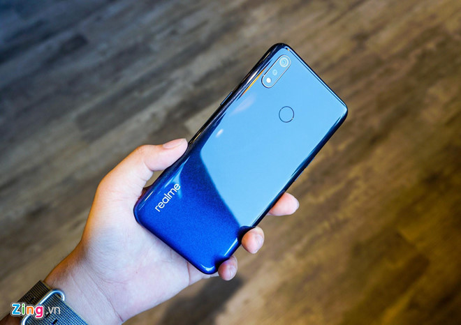 Realme 3 được bán tại Việt Nam vào ngày 12/4 với giá 4 triệu đồng. Máy có màn hình 6,22 inch, chip MediaTek Helio P60, RAM 3 GB và bộ nhớ trong 32 GB. Model này chạy trên nền Android 9.0, tùy biến theo giao diện Color OS 6.0. Realme 3 sở hữu camera kép trong đó một camera chính 13 MP, khẩu độ f/1.8 và một camera phụ 2 MP.