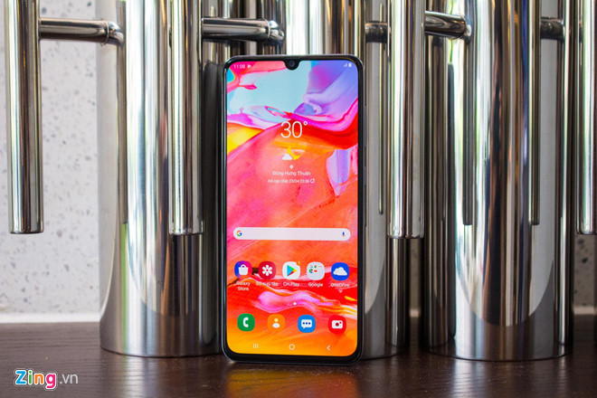 Galaxy A70 có giá 9,3 triệu đồng và được lên kệ tại Việt Nam vào ngày 22/4. Máy được trang bị màn hình lớn 6,7 inch, tấm nền super AMOLED, phần khuyết đỉnh chứa camera selfie 32 MP. Model này sở hữu hệ thống ba camera sau 32 MP, 8 MP và 5 MP. Bên cạnh đó Galaxy A70 còn được tích hợp cảm biến vân tay trong màn hình.
