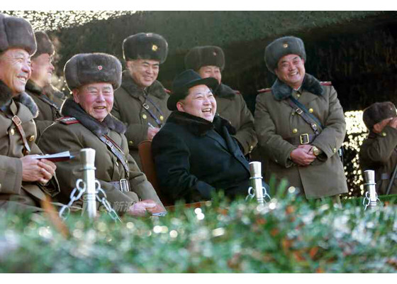 Ông Kim Jong-un cười tươi tỏ rõ sự hài lòng với pháo binh Triều Tiên.
