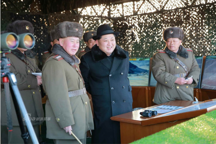 Ảnh: Ông Kim Jong-un đứng trên vọng quan sát theo dõi các lực lượng pháo binh tập trận.