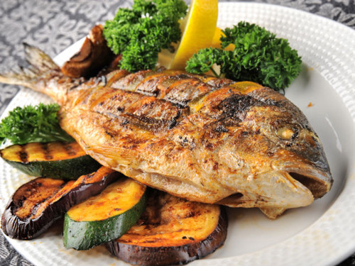 Cá chứa nhiều protein và omega – 3 rất thích hợp cho việc bồi bổ sức khỏe, ngừa ung thư. Tuy nhiên, bạn chỉ nên ăn chúng 2 – 3 lần trong tuần để có lợi nhất cho sức khỏe.