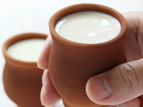 Để không phải khổ sở vì những cơn ho dai dẳng, chuyên gia sức khỏe khuyên nên tránh những thực phẩm tạo đờm, làm đặc đờm như sữa. Việc uống nhiều sữa trong lúc này cung cấp nhiều dưỡng chất cho cơ thể song lại khiến bạn cảm thấy tồi tệ hơn vì phần dịch nhầy được tạo ra sau đó.
