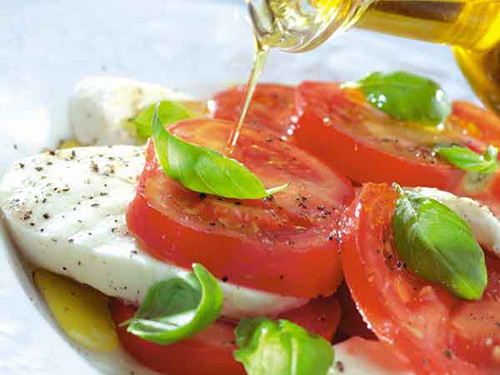 Cà chua được khuyên nên ăn cùng dầu ô liu bởi cà chua chứa chất chống oxy hóa lycopene dễ tan trong chất béo, giúp cơ thể hấp thu chất béo hiệu quả. Bên cạnh đó, kết hợp cà chua với dầu ô liu còn mang lại khả năng dễ dàng hấp thu các axit béo omega – 3, omega – 6.