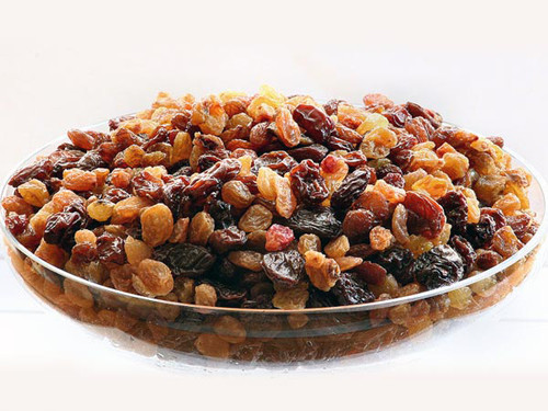 Trái cây khô và các loại hạt như quả óc chó, hạnh nhân, hồ trăn, bơ đậu phộng cũng là lựa chọn của nhiều người mẫu. Loại đồ ăn này không chỉ giúp loại bỏ cảm giác đói mà còn cung cấp nhiều dưỡng chất cho cơ thể.