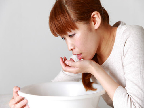 Nếu cảm thấy buồn nôn đi kèm tình trạng sốt cao, khó chịu vùng bụng trên thì bạn cũng cần đặc biệt chú ý. Rất có thể đây là cách cơ thể báo hiệu tình trạng sỏi lắng đọng nhiều ở thận.