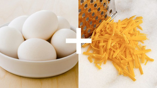 Bằng cách kết hợp lòng đỏ trứng với chút pho mát, bạn có thể tận dụng lượng vitamin D để hấp thụ tối đa canxi trong pho mát. Nếu muốn bổ sung canxi gấp đôi cho cơ thể, bạn nên tận dụng chút cải xanh cắt nhỏ. Loại rau này từ lâu được biết đến là nguồn cung cấp canxi khá dồi dào.