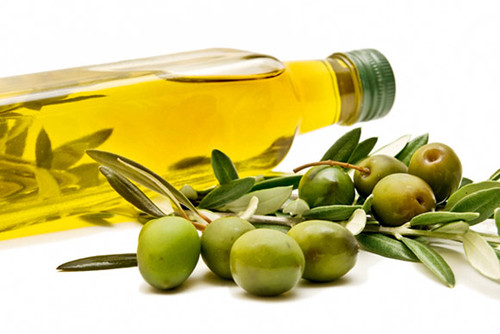 Rau xanh với dầu oliu. Các loại rau có lá màu xanh đậm khá giàu vitamin K góp phần bảo vệ xương. Tuy nhiên, loại vitamin này thường rất dễ tan trong chất béo nếu cơ thể chỉ hấp thu được một lượng nhỏ.