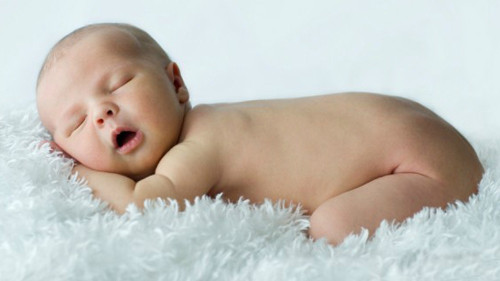 Ngủ đủ giấc. Trẻ rất hiếu động, muốn chơi hơn là ngủ song mẹ không nên chiều theo ý muốn này của con. Việc đảm bảo ngủ đủ 7 – 8 giờ mỗi ngày giúp bé giảm nguy cơ mắc bệnh do hệ miễn dịch được củng cố.