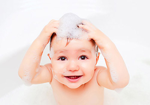 Dầu gội trẻ em, dầu thầu dầu. Tinh thầu dầu chứa axit ricinoleic có khả năng chống viêm, giúp diệt vi khuẩn vùng mắt và giảm đau hiệu quả. Khi thực hiện, bạn nhỏ 2 giọt dầu gội, 1 tách nước ấm, 1 muỗng cà phê tinh thầu dầu trộn đều làm nước rửa. Lặp lại 2 – 3 lần/ngày, áp dụng 3 – 4 ngày là có tác dụng.