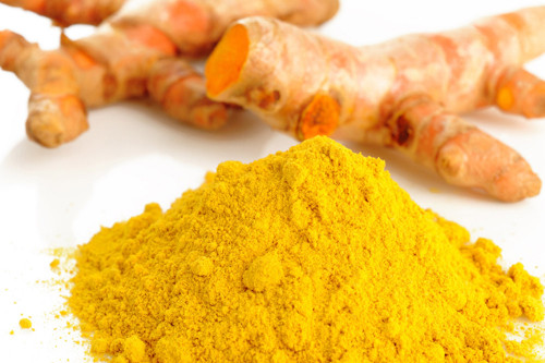 Một trong những cách trị lẹo mắt tại nhà là sử dụng hỗn hợp sữa với bột nghệ. Sữa chứa axit lactic giúp tiêu diệt các vi khuẩn gây viêm nhiễm. Trong khi đó, nghệ chứa thành phần có đặc tính chống nấm, khử trùng cực tốt. Để tận dụng tối đa tác dụng của sữa và bột nghệ, bạn có thể trộn 1 muỗng cà phê bột nghệ với 1 ly sữa ấm uống 1 – 2 lần/ngày cho đến khi hết lẹo.