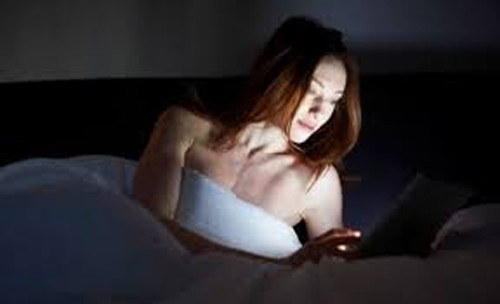 Sử dụng điện thoại trước khi ngủ không tốt cho sức khỏe. Sử dụng các thiết bị điện tử màn hình phát sáng như điện thoại, máy tính bảng trước khi ngủ làm ức chế sản xuất melatonin trong não – hormone đóng vai trò điều hòa đồng hồ sinh học cơ thể, ngăn ngừa ung thư. Điều này lý giải vì sao người khiếm thị có tỷ lệ ung thư thấp hơn so với những người có khả năng nhìn bình thường.