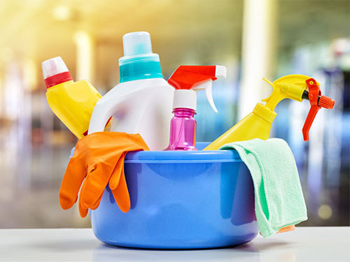 Sản phẩm làm sạch nhà bếp. Những sản phẩm như nước lau kính cửa sổ, nước làm sạch bàn bếp… chứa chất không có lợi cho sức khỏe. Thay vào đó, bạn nên dùng các chất tẩy rửa tự nhiên như dấm, baking soda, hydrogen peroxide, nước cốt chanh…