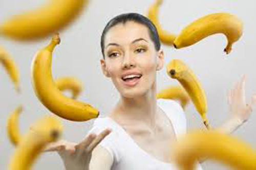 Vỏ chuối cũng sở hữu lượng lớn serotonin – một chất truyền thần kinh nguồn gốc tryptophan giúp bạn phấn chấn, vui vẻ hơn. Thiếu chất này, bạn dễ mắc chứng trầm cảm song nếu nạp quá nhiều lại dễ bị chóng mặt.