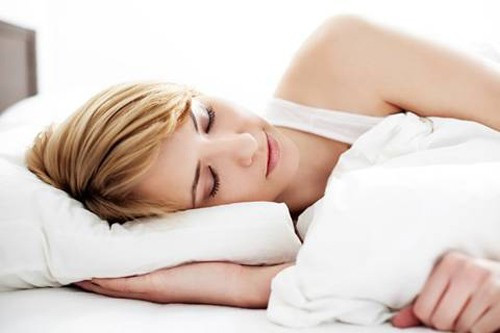 Dù không hấp dẫn song ăn vỏ chuối giúp bạn ngủ ngon hơn. Tryptophan có trong vỏ chuối vốn là chất thường được bác sĩ bổ sung nhằm trị rối loạn giấc ngủ.