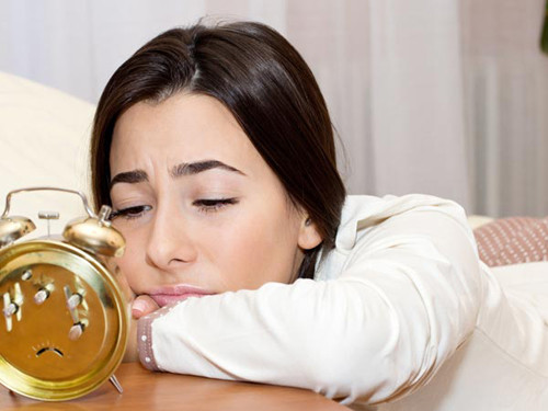 Lười vận động còn ảnh hưởng đến chất lượng giấc ngủ. Nguyên nhân bởi khi vận động, cơ thể sẽ sản sinh lượng hormone giúp bạn ngủ ngon vào ban đêm. Ngược lại, lười làm việc cùng lảng tránh thể dục khiến cơ thể không thể kích thích hormone này.