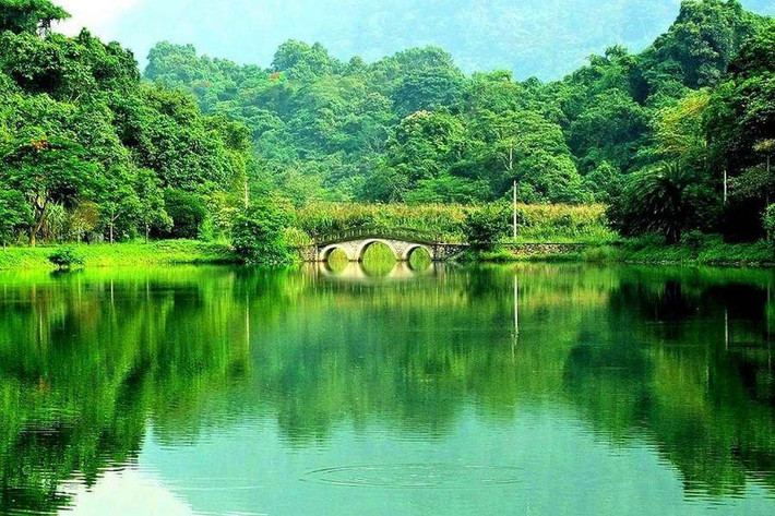 Vườn quốc gia Cúc Phương thuộc địa phận ba tỉnh Ninh Bình, Hoà Bình và Thanh Hoá với tổng diện tích là 22.408 ha.