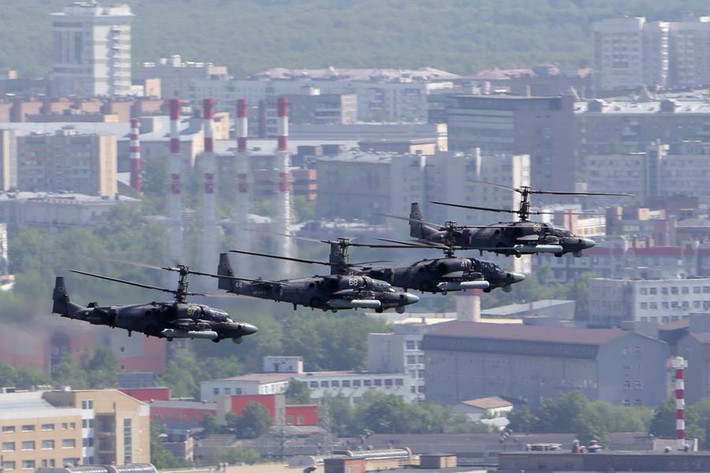 Đội hình trực thăng tấn công Ka-52.