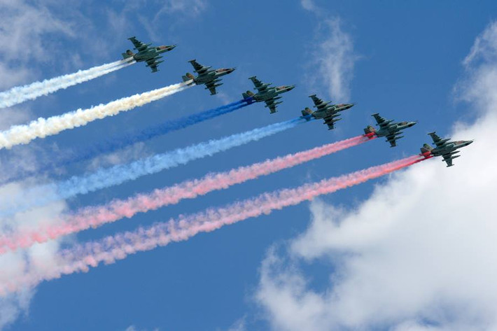 Đội hình máy bay cường kích Su-25 xả khói tạo màu cờ Liên bang Nga.