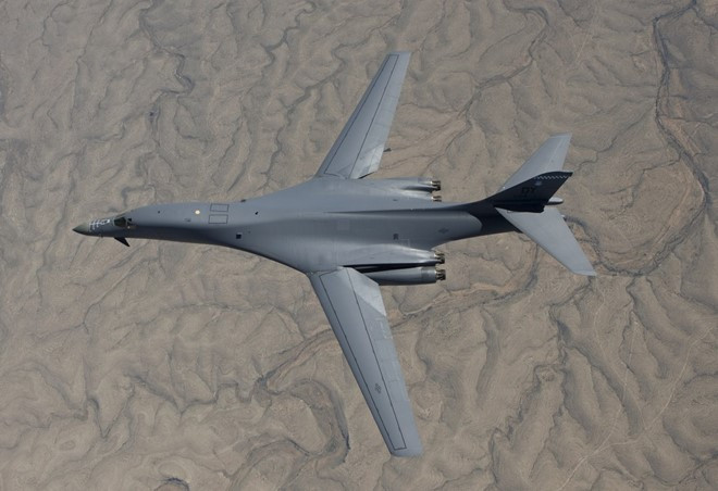 B-1B Lancer - máy bay ném bom chiến lược tốc độ siêu âm. Lancer có thể mang theo 34 tấn bom thông thường, bom hạt nhân chiến thuật, bom thông minh và tên lửa các loại trong 3 khoang. 62 chiếc B-1B đang hoạt động trong Không quân Mỹ.